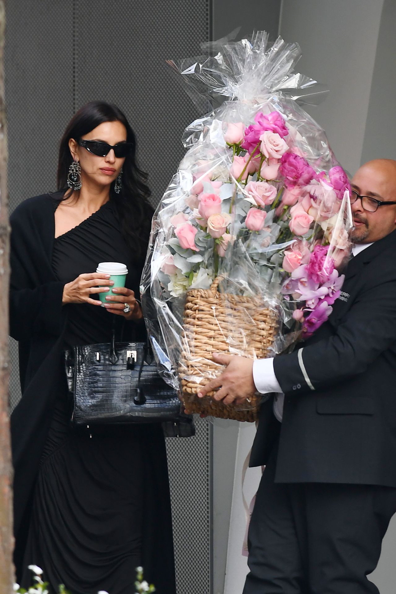 irina-shayk-s-birthday-glamour-hermes-birkin-ruched-lbd-and-that-mysterious-rose-bouquet-0.jpg (1280×1920)