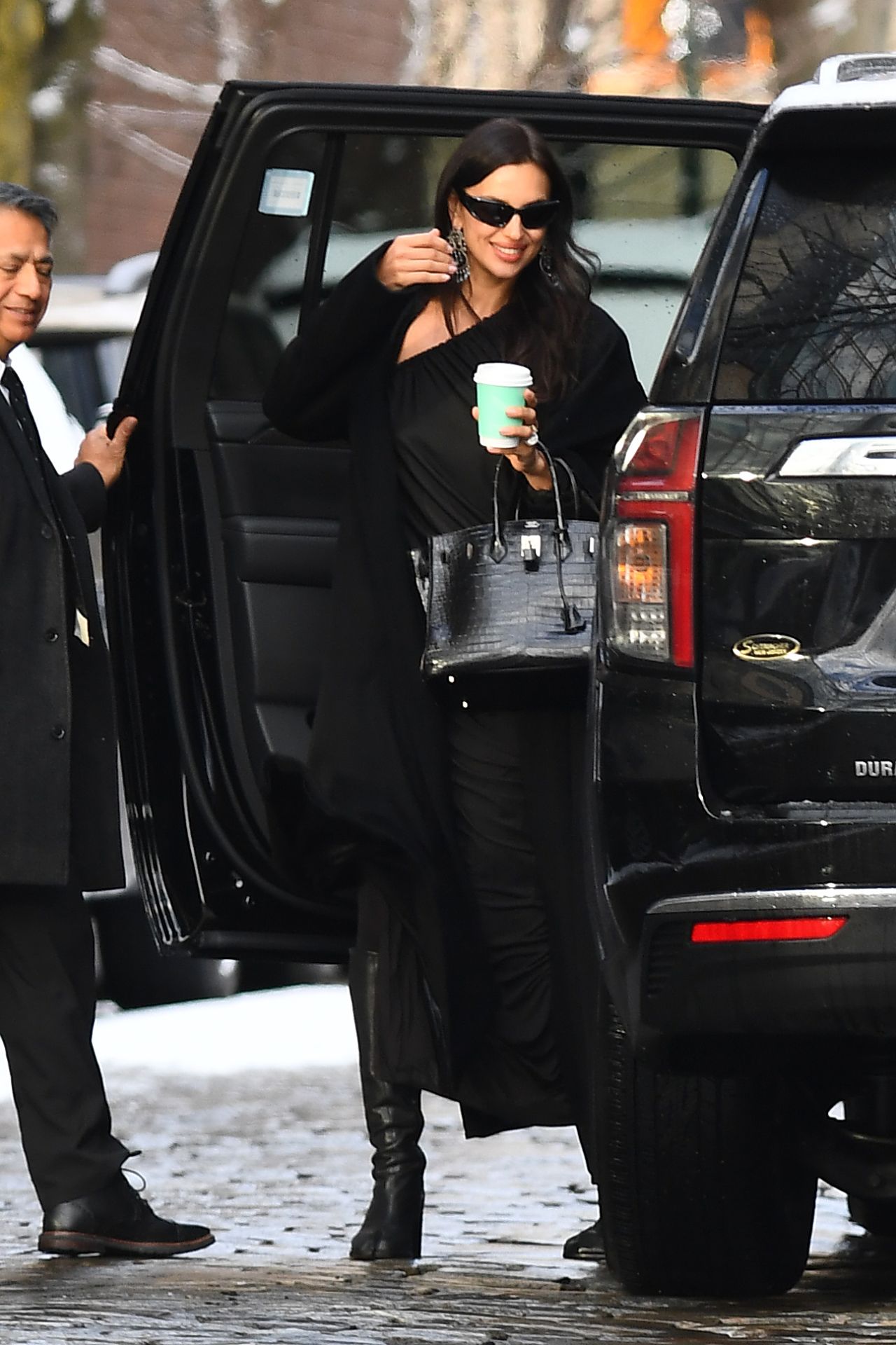 irina-shayk-s-birthday-glamour-hermes-birkin-ruched-lbd-and-that-mysterious-rose-bouquet-1.jpg (1280×1920)