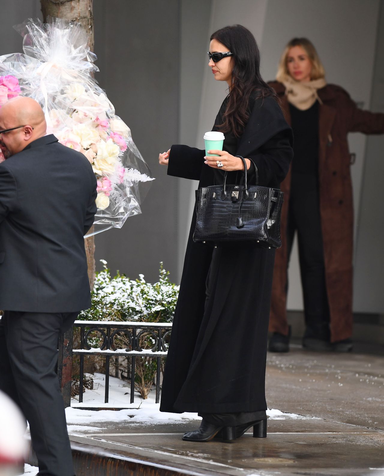 irina-shayk-s-birthday-glamour-hermes-birkin-ruched-lbd-and-that-mysterious-rose-bouquet-4.jpg (1280×1589)