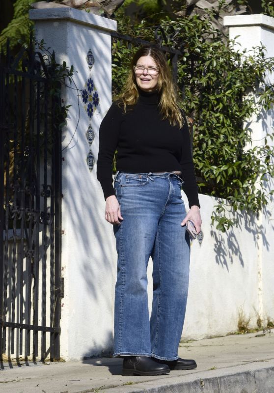 Jeanne Tripplehorn Steps Out with Family in LA 01.09.2025