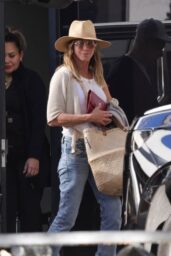 Jennifer Aniston s Cabo-to-LA Airport Style: The Perfect Winter Beach-to-City Transition