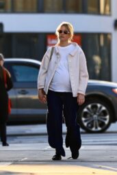 Jennifer Lawrence s Maternity Style: A Casual Chic Lunch in LA 01-02-2025