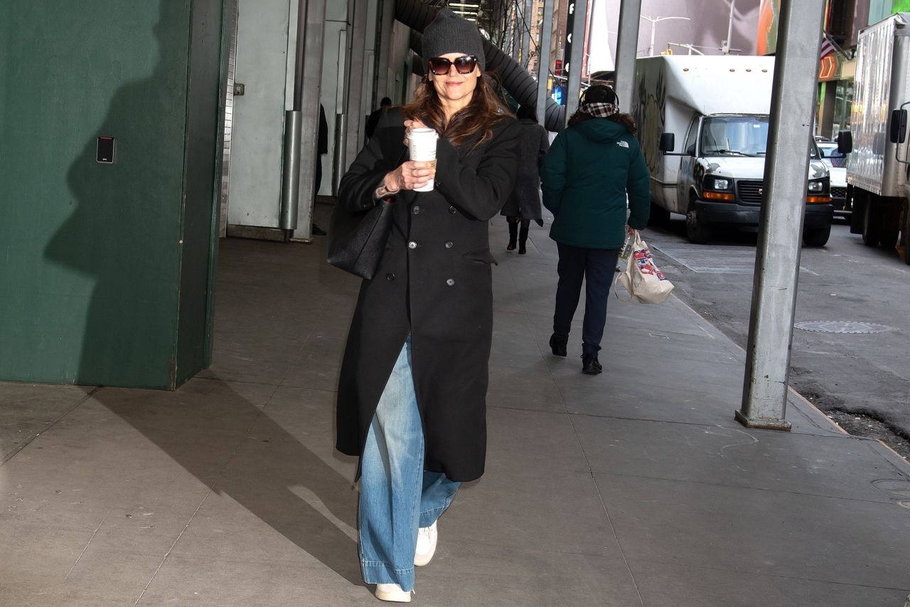 katie-holmes-attends-our-town-matinee-in-nyc-01.15.2025-2.jpg (1280×853)