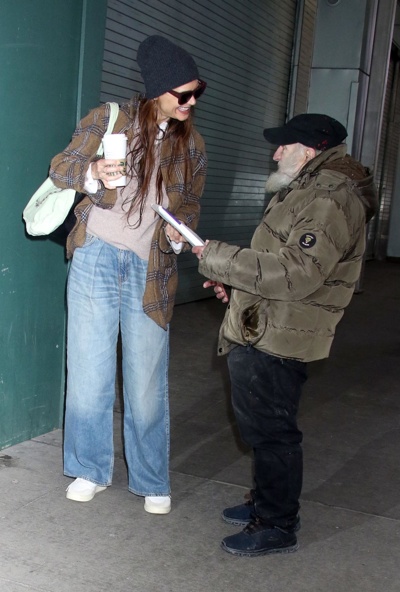 katie-holmes-meets-radio-man-in-nyc-01.12.2025-4.jpg (1280×1893)