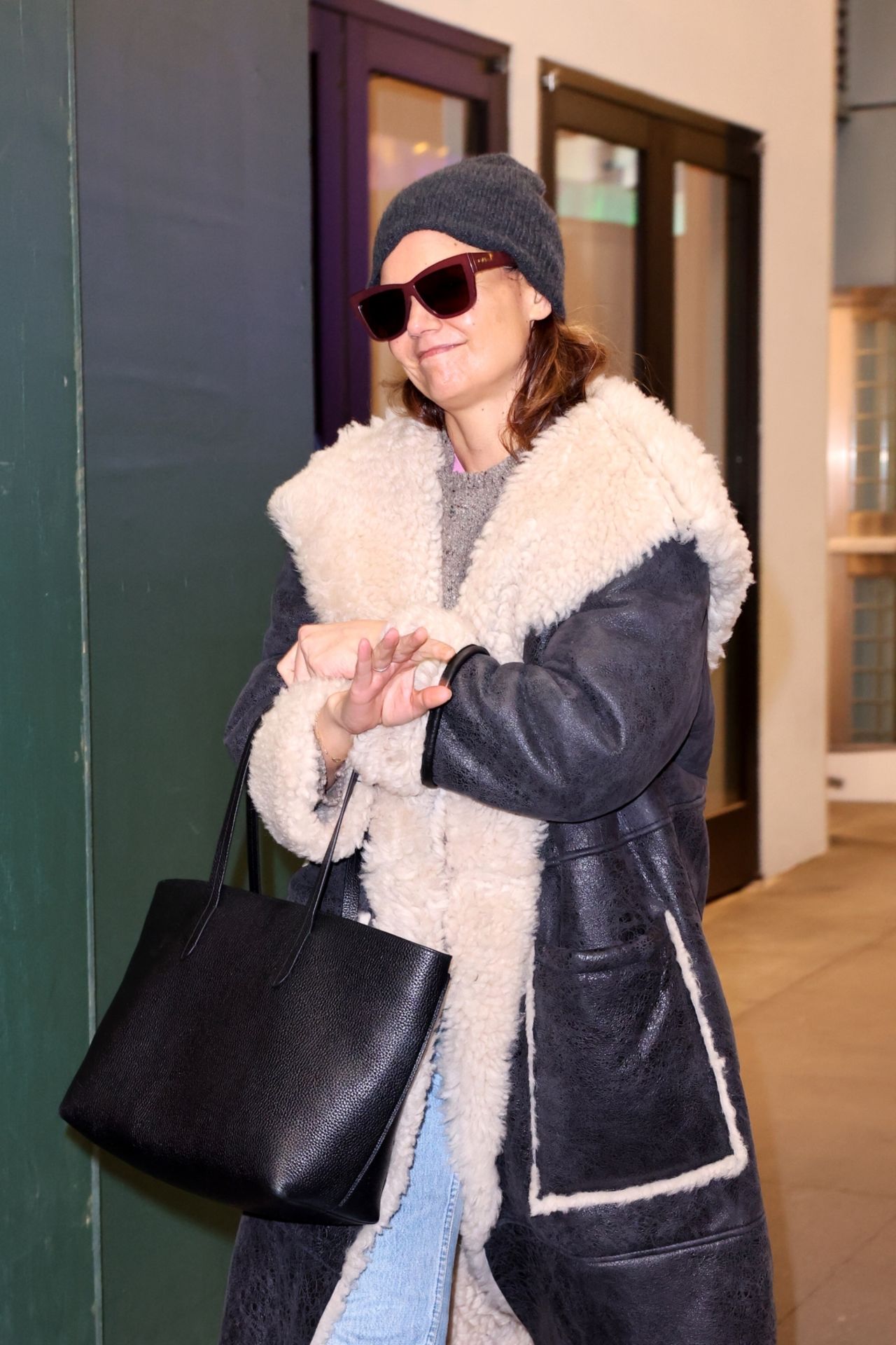 katie-holmes-spotted-arriving-for-broadway-play-our-town-01.10.2025-2.jpg (1280×1920)