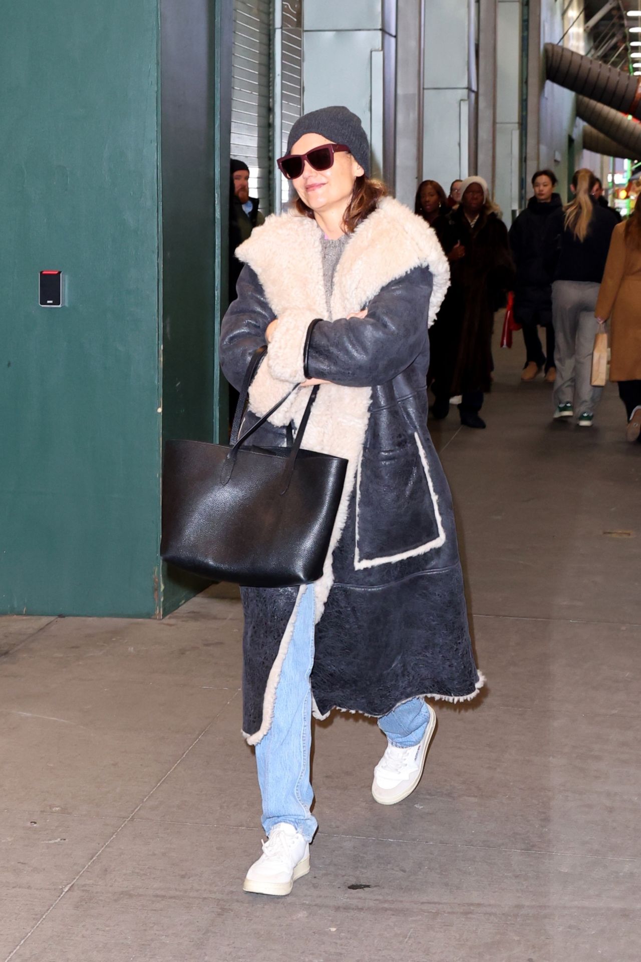 katie-holmes-spotted-arriving-for-broadway-play-our-town-01.10.2025-5.jpg (1280×1920)