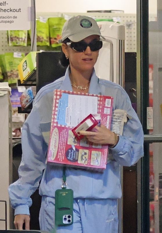 Katy Perry Spotted at CVS Pharmacy in Santa Barbara 01.10.2025