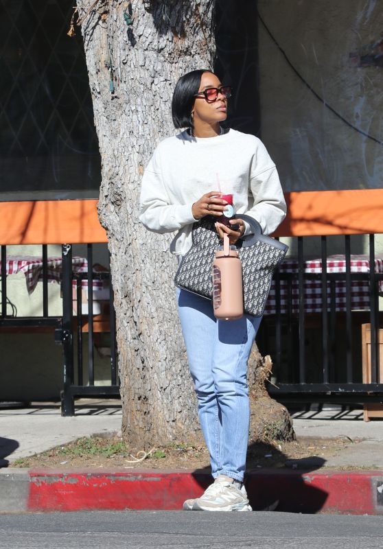 Kelly Rowland Visits Salon in Los Angeles - 01.21.2025