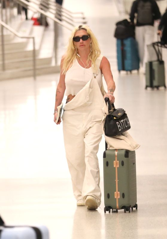 Kesha Arrives in Los Angeles - 01.06.2025