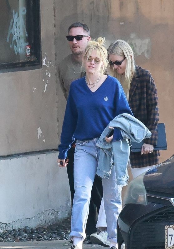 Kristen Stewart and Dylan Meyer Join Friends for Lunch in Los Feliz 01.18.2025