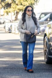 Kyle Richards Spotted at Burbank Airport 01 23 2025