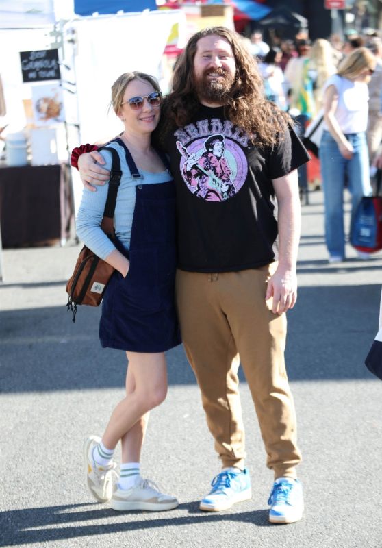 Laura Crompton & Casey Abrams Shop at Studio City Farmers Market - 01.05.2025