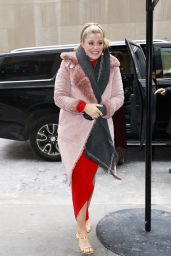 Lauren Alaina Arrives at NBC Rockefeller Building for Kelly Clarkson Show - 01.21.2025