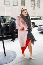 Lauren Alaina Arrives at NBC Rockefeller Building for Kelly Clarkson Show - 01.21.2025