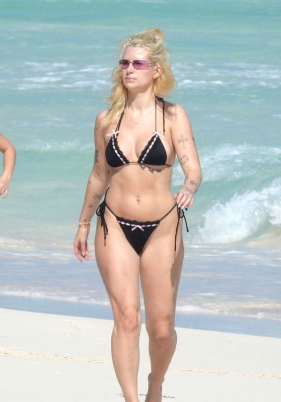 Lottie Moss in Black Bikini at Tulum Beach 01.05.2025