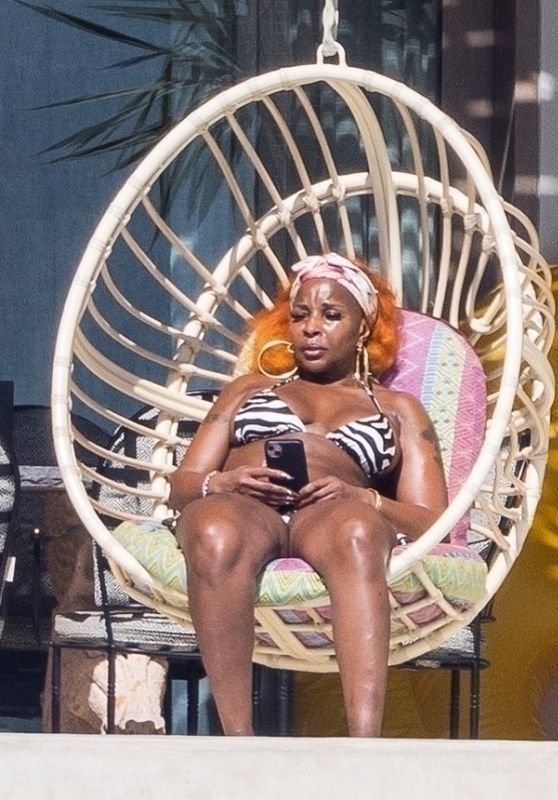 Mary J. Blige Soaks Up the Sun in Cabo, Mexico 01.13.2025