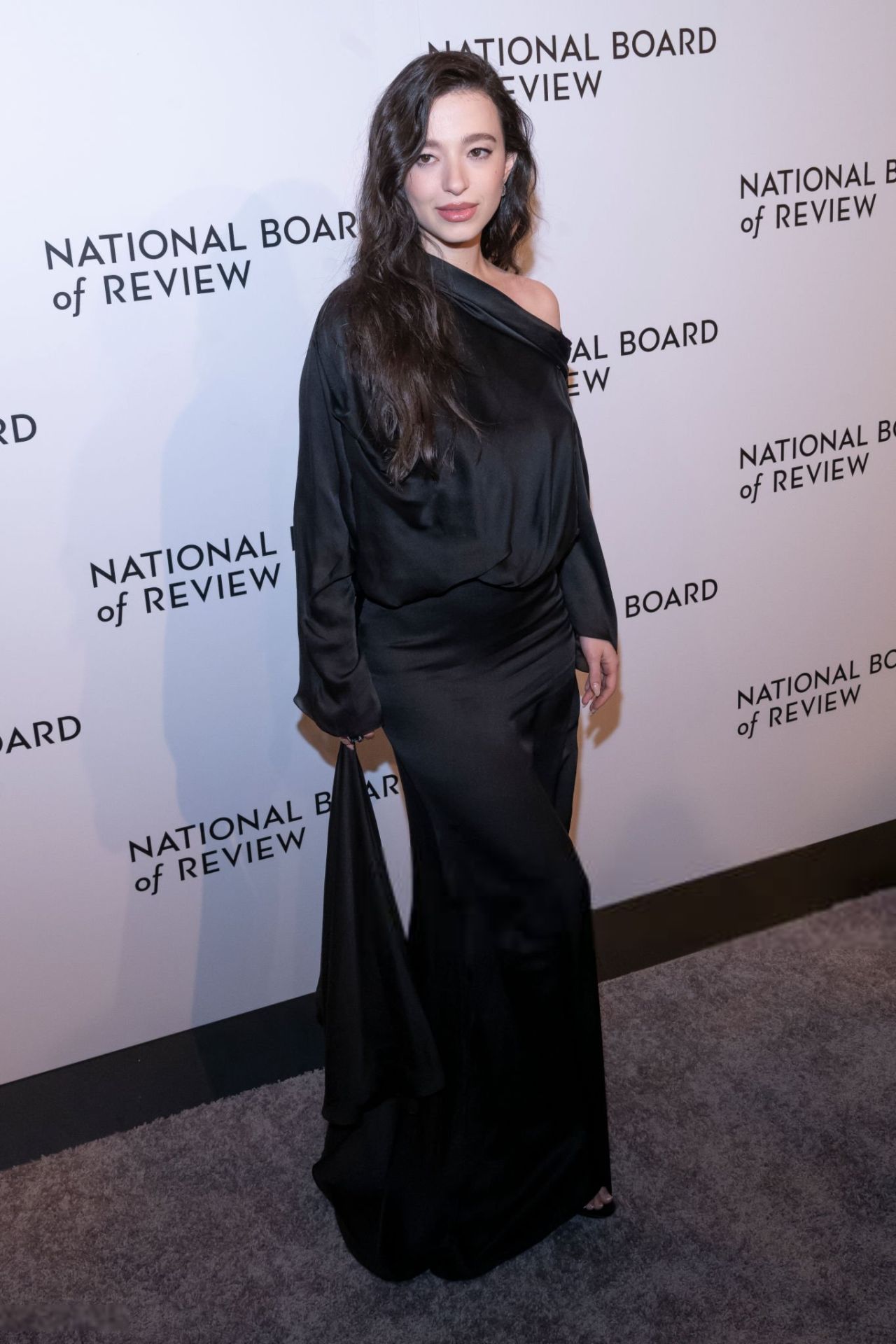 mikey-madison-stuns-in-louis-vuitton-at-national-board-of-review-gala-6.jpg (1280×1920)