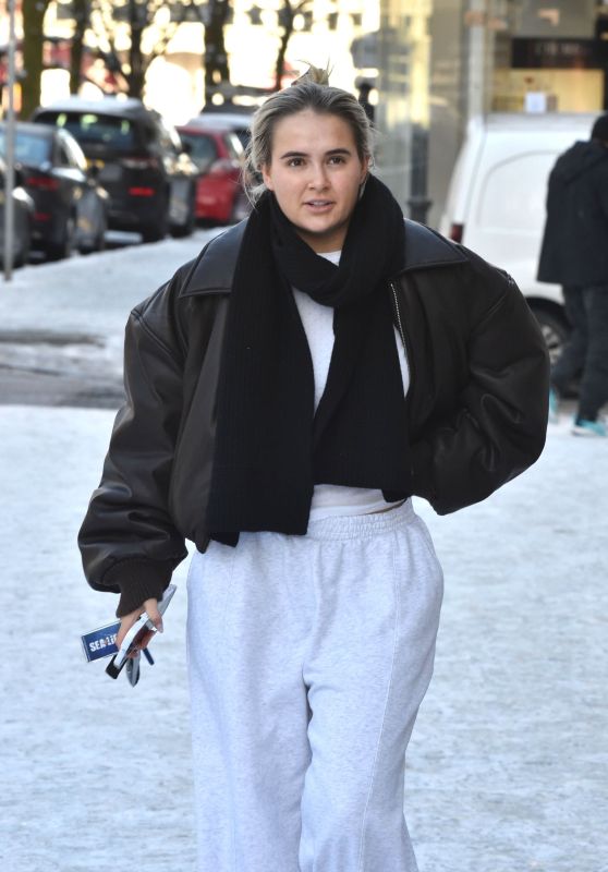 Molly-Mae Hague Braves the Snow for Shopping in Wilmslow at -5°C 01.10.2025