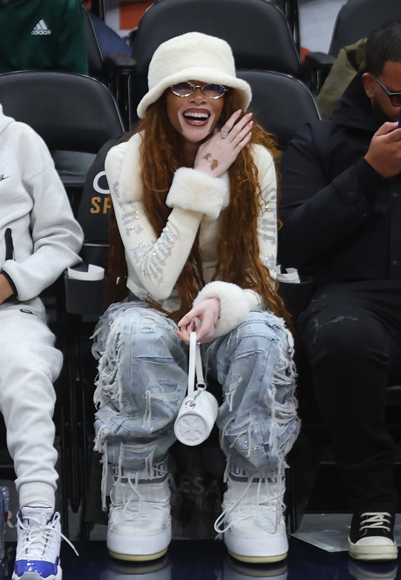 winnie-harlow-courtside-at-washington-wizards-game-01.12.2025-0.jpg (1280×1849)