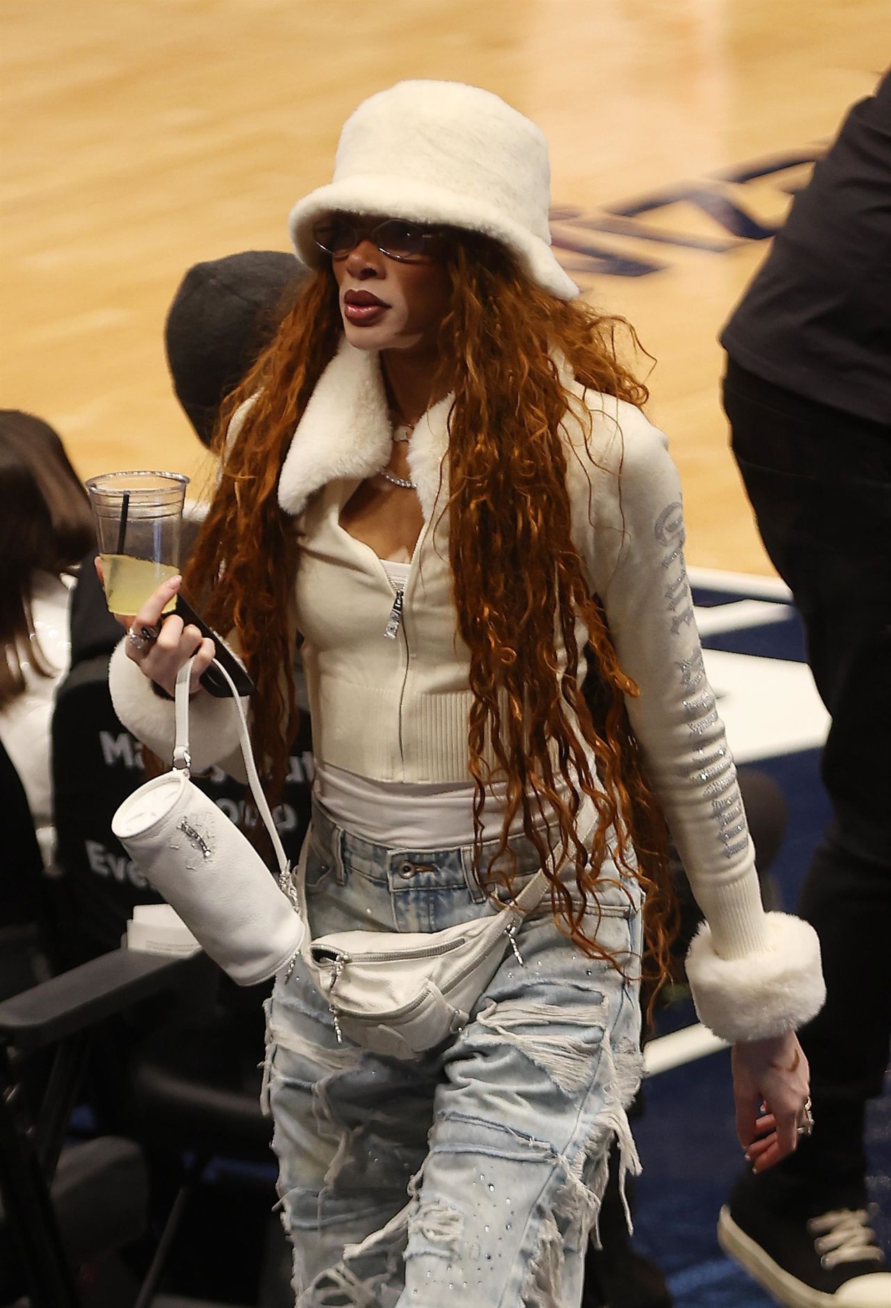 winnie-harlow-courtside-at-washington-wizards-game-01.12.2025-3.jpg (1280×1878)