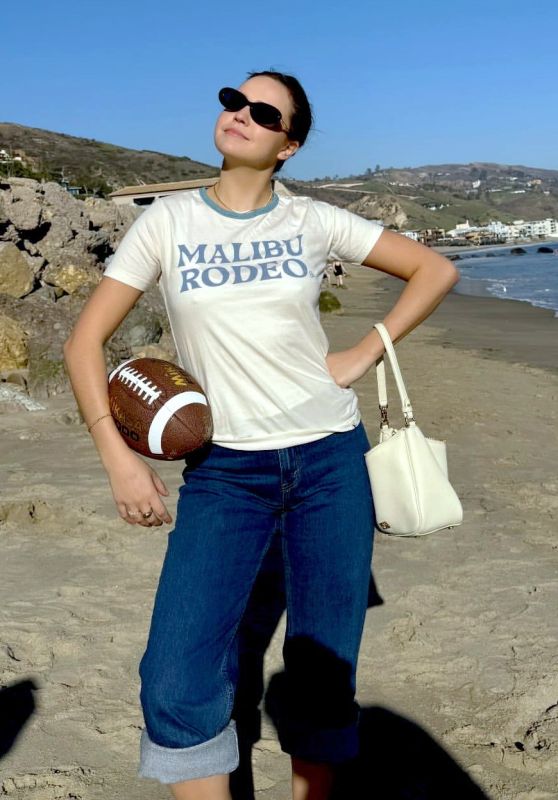 Bailee Madison Rocks Casual Beach Style 02.23.2025