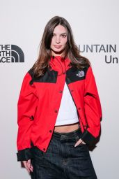 Emily Ratajkowski’s Jeans Steal Spring’s Fashion Spotlight  