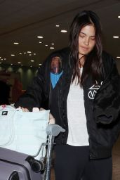 Emma Raducanu Tearful Reunion with Dad at Heathrow - 02.19.2025