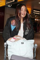 Emma Raducanu Tearful Reunion with Dad at Heathrow - 02 19 2025