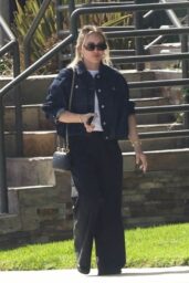 Hilary Duff Visiting a Friend s House - 02 21 2025