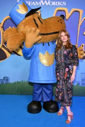 Isla Fisher Brings Floral Fantasy to 