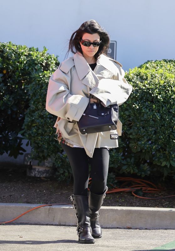 Kourtney Kardashian Spotted at Porta Via in Calabasas - 02.20.2025