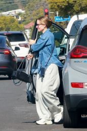 Kristen Bell Grabs Takeout from All Time in Los Feliz 02-01-2025