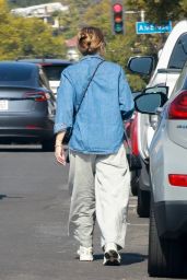 Kristen Bell Grabs Takeout from All Time in Los Feliz 02-01-2025