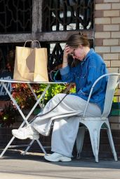 Kristen Bell Grabs Takeout from All Time in Los Feliz 02-01-2025