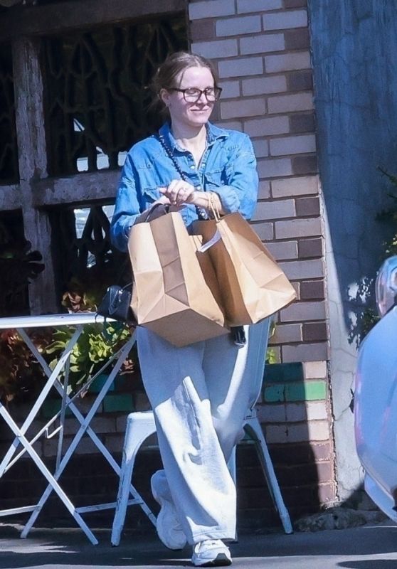 Kristen Bell Grabs Takeout from All Time in Los Feliz 02-01-2025