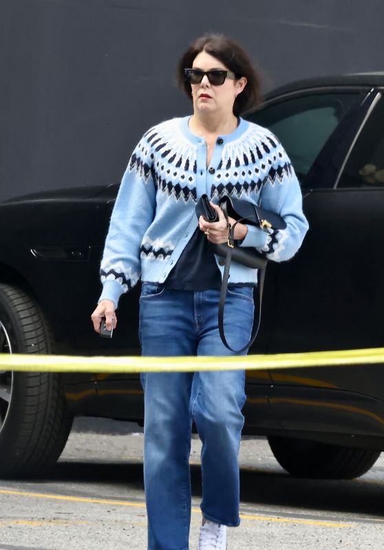 Lauren Graham Hits LA Office Building - 02.19.2025