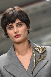 Taylor Hill Shines at Carolina Herrera Fall RTW 2025 Fashion Show