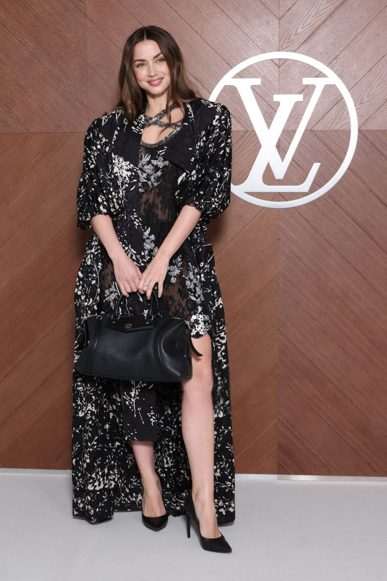 ana-de-armas-at-louis-vuitton-paris-fashion-week-03.10.2025-13.jpg