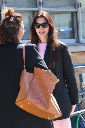 Anne Hathaway on Verity Movie Set in Queens - 03.10.2025