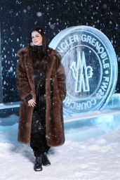 Anne Hathaway’s Chic Moncler Moment in Courchevel