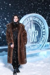 Anne Hathaway’s Chic Moncler Moment in Courchevel