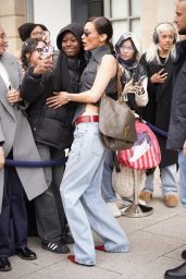 Bella Hadid’s Oversized ’90s Look Steals the Spotlight in Paris