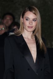 Camille Rowe Shines at Tom Ford Show 03.05.2025