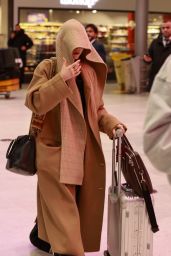 Dove Cameron’s Chic Airport Style in Paris 03.04.2025  