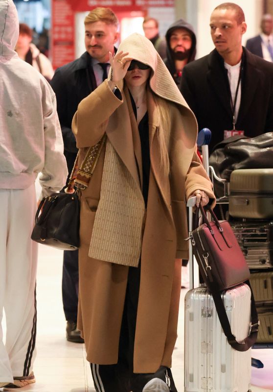 Dove Cameron’s Chic Airport Style in Paris 03.04.2025  