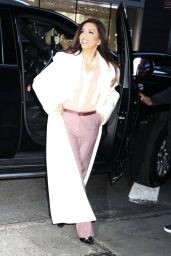 Eva Longoria’s Chic GMA Arrival in Pink Suit - 03.18.2025 