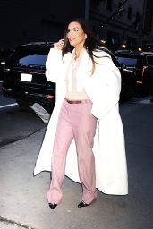 Eva Longoria’s Chic GMA Arrival in Pink Suit - 03.18.2025 