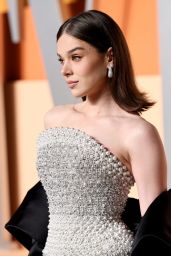 Hailee Steinfeld at the 2025 Vanity Fair Oscar Party