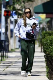 Jessica Alba’s Casual Chiropractor Look in Culver City - 03.18.2025