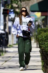 Jessica Alba’s Casual Chiropractor Look in Culver City - 03.18.2025